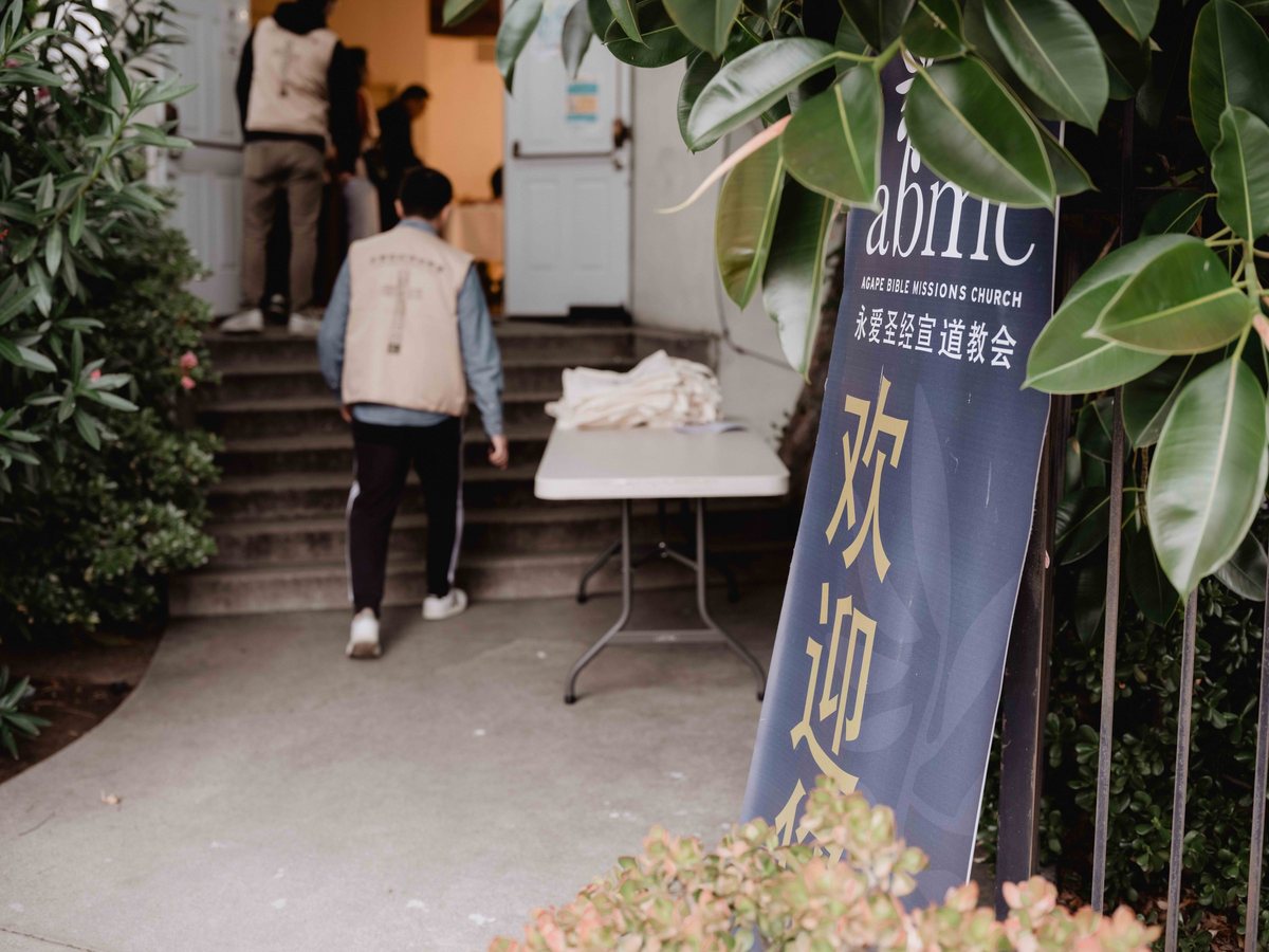 教会门口立着印有 abmc 标志的欢迎你直幡