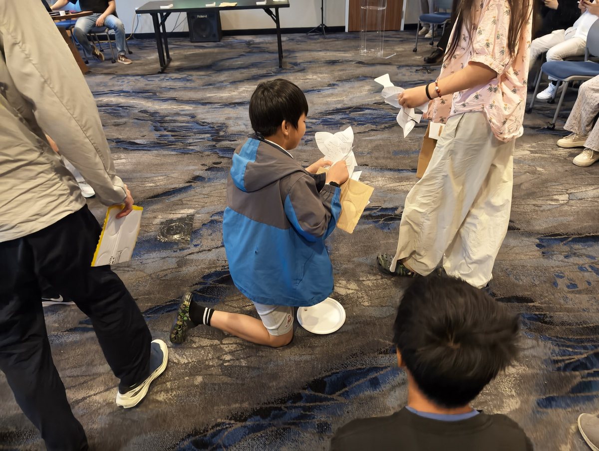 孩子蹲在地上参加团康游戏