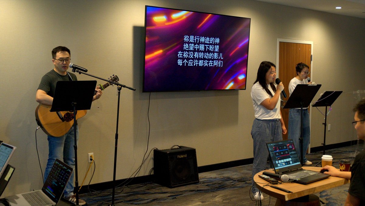 退修会敬拜时间，敬拜团在台前带领